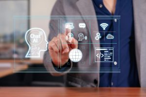 Una persona che interagisce con un'interfaccia touch futuristica che mostra il supporto clienti del chatbot e le icone della tecnologia.